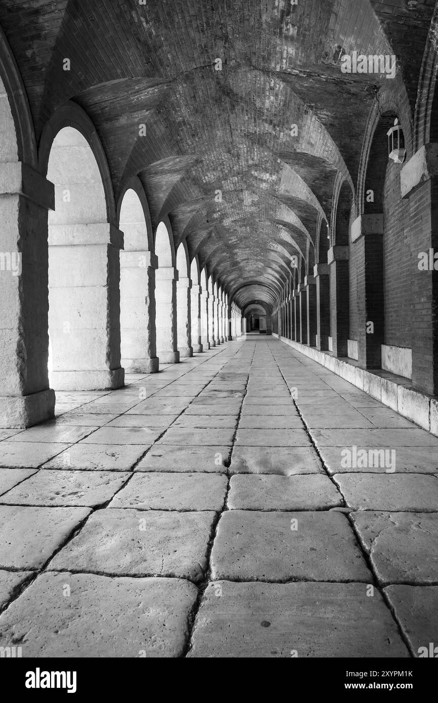 Colonnato e portici di passaggio nella città di Aranjuez, Madrid, Spagna Foto Stock