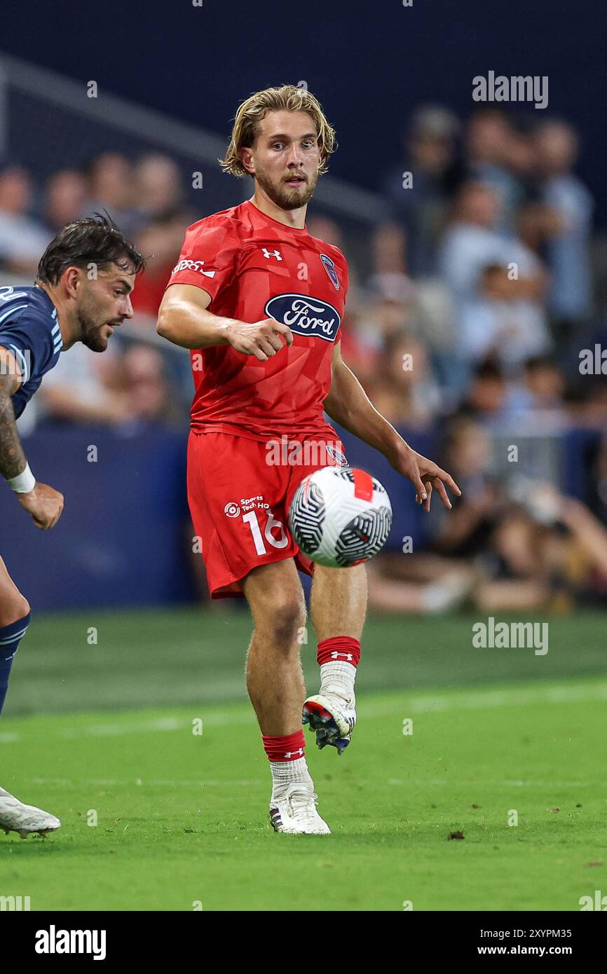 27 agosto 2024: Laurence Wootton, centrocampista degli Indy Eleven (16), calcia la palla contro lo Sporting Kansas City al Childrens Mercy Park di Kansas City, Kansas. David Smith/CSM Foto Stock