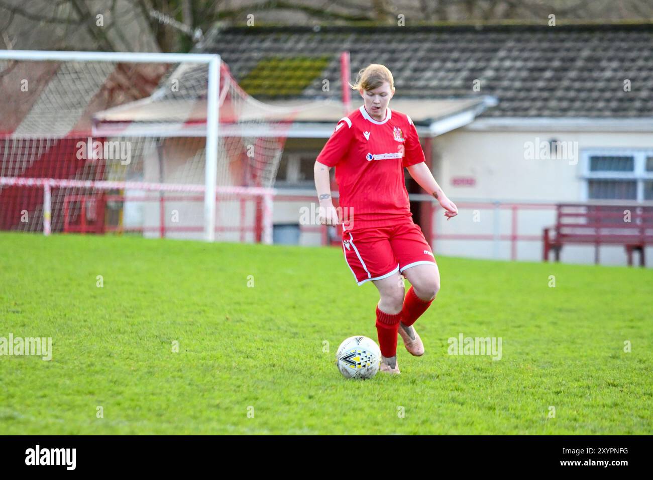 Briton Ferry, Galles. 12 gennaio 2020. Rebecca Rees di Briton Ferry Llansawel Ladies on the ball durante la partita di Orchard Welsh Premier Women's League tra Briton Ferry Llansawel Ladies e Swansea City Ladies a Old Road a Briton Ferry, Galles, Regno Unito, il 12 gennaio 2020. Crediti: Duncan Thomas/Majestic Media. Foto Stock