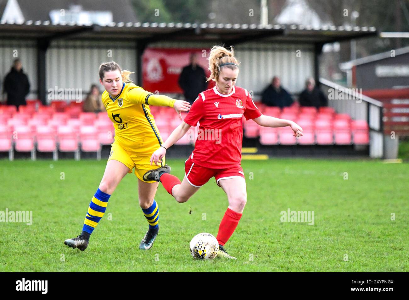 Briton Ferry, Galles. 12 gennaio 2020. Emily Richards di Briton Ferry Llansawel Ladies sotto pressione da Chloe Chivers di Swansea City Ladies durante la partita di Orchard Welsh Premier Women's League tra Briton Ferry Llansawel Ladies e Swansea City Ladies a Old Road a Briton Ferry, Galles, Regno Unito il 12 gennaio 2020. Crediti: Duncan Thomas/Majestic Media. Foto Stock Briton Ferry, Galles. 12 gennaio 2020. Emily Richards di Briton Ferry Llansawel Ladies sotto pressione da Chloe Chivers di Swansea City Ladies durante la partita di Orchard Welsh Premier Women's League tra Briton Ferry Llansawel Ladies e Swansea City Ladies a Old Road a Briton Ferry, Galles, Regno Unito il 12 gennaio 2020. Crediti: Duncan Thomas/Majestic Media. Foto Stock