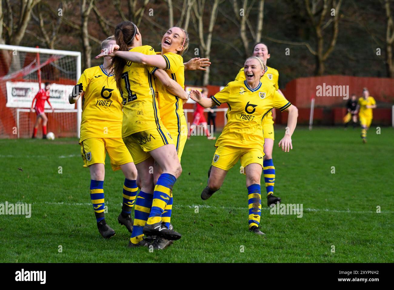 Briton Ferry, Galles. 12 gennaio 2020. Katy Hosford di Swansea City Ladies celebra il primo gol della sua squadra con la compagna di squadra Ria Hughes durante la partita di Orchard Welsh Premier Women's League tra Briton Ferry Llansawel Ladies e Swansea City Ladies a Old Road a Briton Ferry, Galles, Regno Unito, il 12 gennaio 2020. Crediti: Duncan Thomas/Majestic Media. Foto Stock Briton Ferry, Galles. 12 gennaio 2020. Katy Hosford di Swansea City Ladies celebra il primo gol della sua squadra con la compagna di squadra Ria Hughes durante la partita di Orchard Welsh Premier Women's League tra Briton Ferry Llansawel Ladies e Swansea City Ladies a Old Road a Briton Ferry, Galles, Regno Unito, il 12 gennaio 2020. Crediti: Duncan Thomas/Majestic Media. Foto Stock