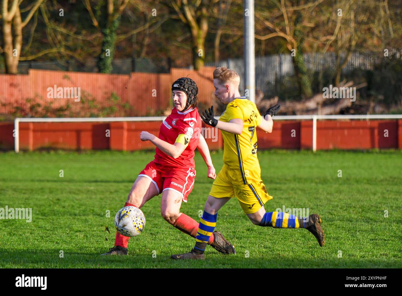 Briton Ferry, Galles. 12 gennaio 2020. Lowri Ridings of Briton Ferry Llansawel Ladies sotto pressione da Stacey John-Davis di Swansea City Ladies durante la partita di Orchard Welsh Premier Women's League tra Briton Ferry Llansawel Ladies e Swansea City Ladies a Old Road a Briton Ferry, Galles, Regno Unito il 12 gennaio 2020. Crediti: Duncan Thomas/Majestic Media. Foto Stock Briton Ferry, Galles. 12 gennaio 2020. Lowri Ridings of Briton Ferry Llansawel Ladies sotto pressione da Stacey John-Davis di Swansea City Ladies durante la partita di Orchard Welsh Premier Women's League tra Briton Ferry Llansawel Ladies e Swansea City Ladies a Old Road a Briton Ferry, Galles, Regno Unito il 12 gennaio 2020. Crediti: Duncan Thomas/Majestic Media. Foto Stock