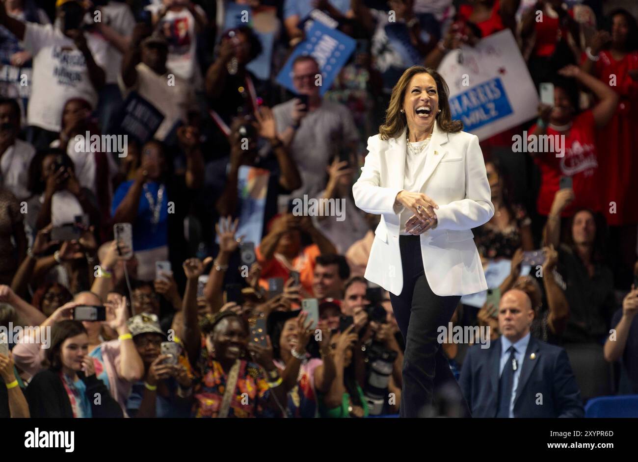 Savannah, Georgia, Stati Uniti. 29 agosto 2024. Il vicepresidente KAMALA HARRIS tiene una manifestazione all'Enmarket Arena durante un tour di due giorni in autobus attraverso la Georgia meridionale. (Credit Image: © Brian Cahn/ZUMA Press Wire) SOLO PER USO EDITORIALE! Non per USO commerciale! Foto Stock