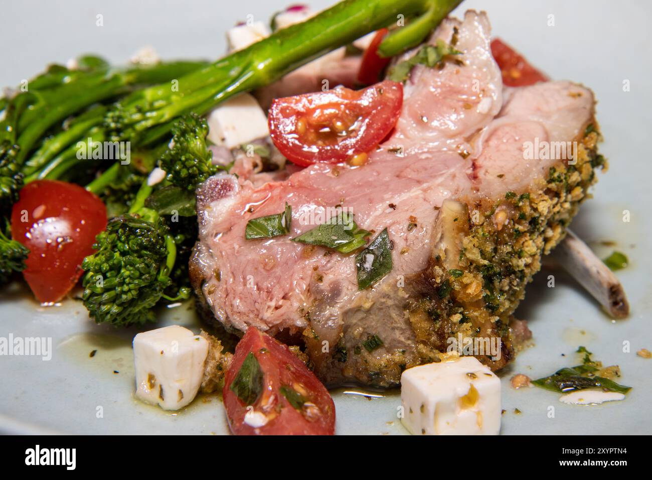 Foto ravvicinata di un delizioso piatto di costolette di agnello primaverile con verdure primaverili Foto Stock