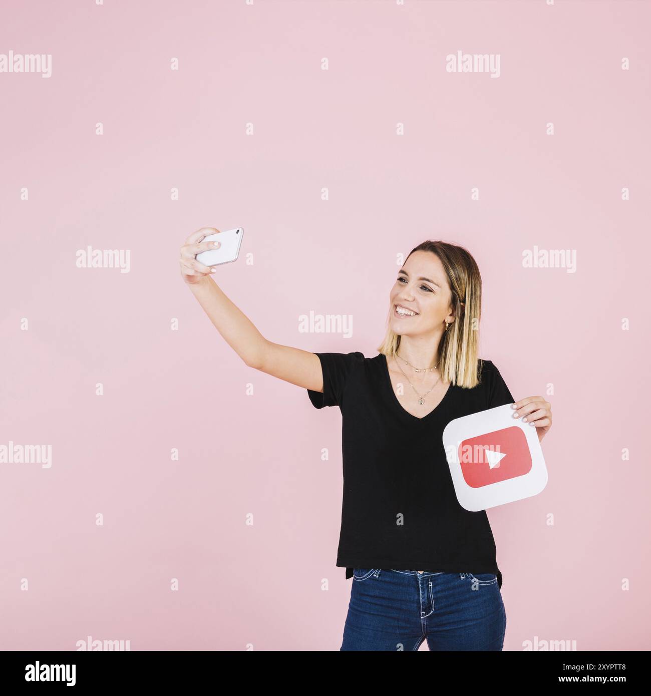 Donna felice con l'icona del gioco che scatta selfie dal telefono cellulare Foto Stock