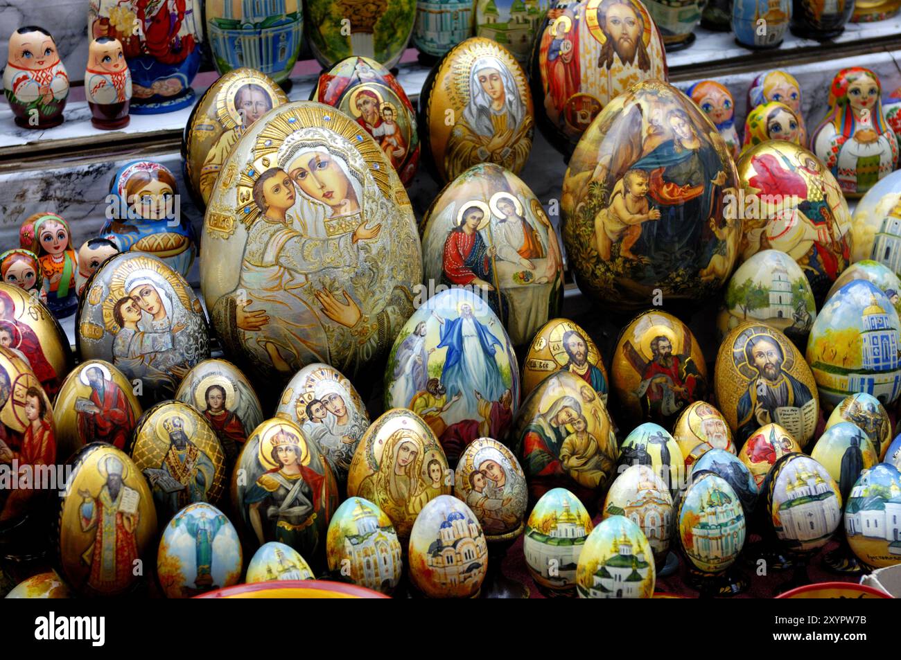 Foto di scorta di un souvenir ucraino di uova dipinte decorate con motivi religiosi Kiev Ucraina orizzontale Foto Stock