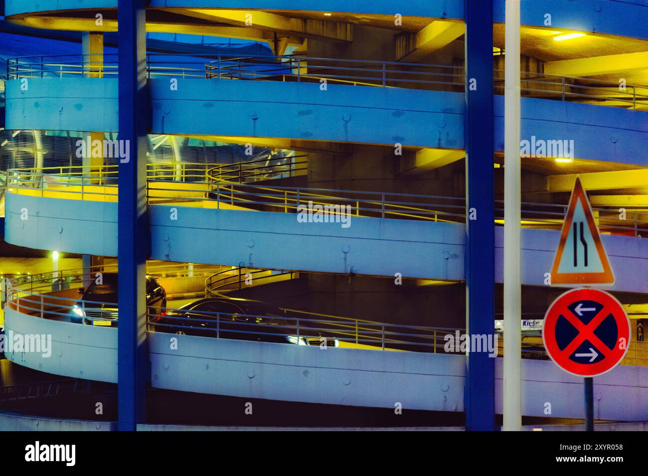 Un cartello senza sosta di fronte a un parcheggio multipiano nell'ora blu. Duesseldorf, Renania settentrionale-Vestfalia, Germania, Europa Foto Stock