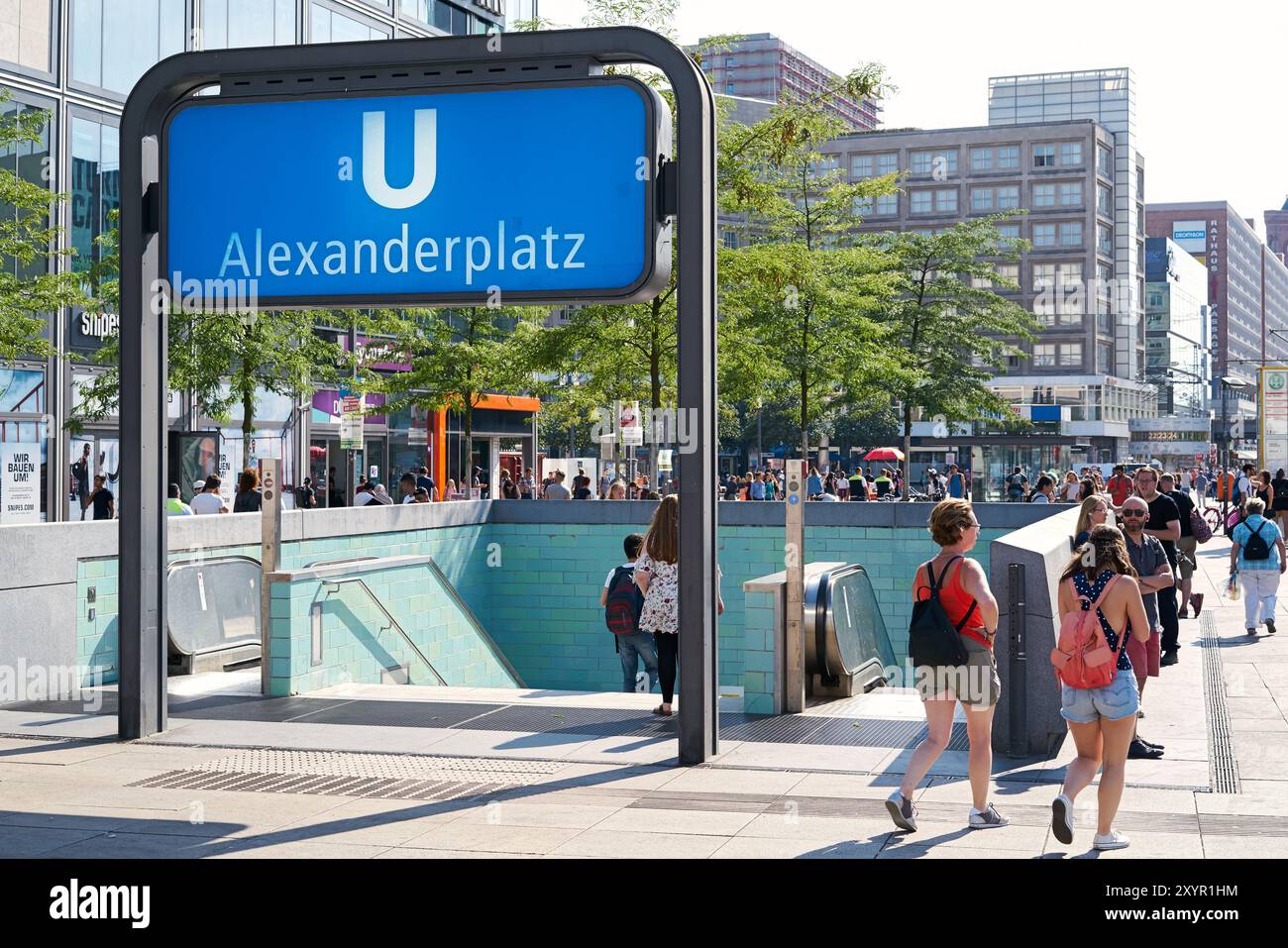 Turisti e residenti nella zona della stazione della metropolitana Alexanderplatz di Berlino. La metropolitana è un mezzo di trasporto popolare per esplorare il Foto Stock