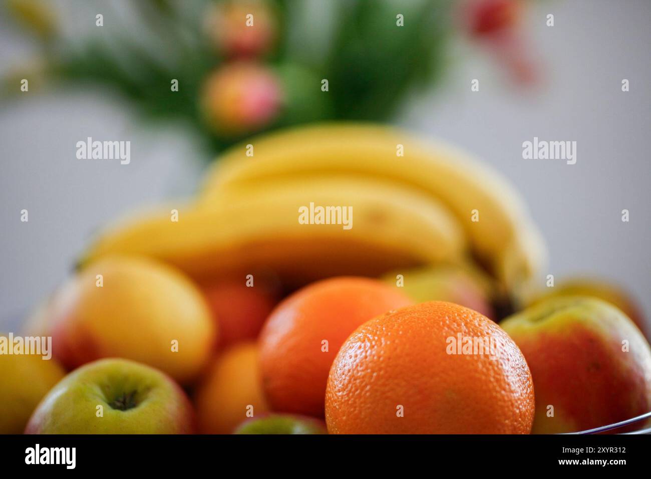 piatto di frutta misto su un tavolo Foto Stock