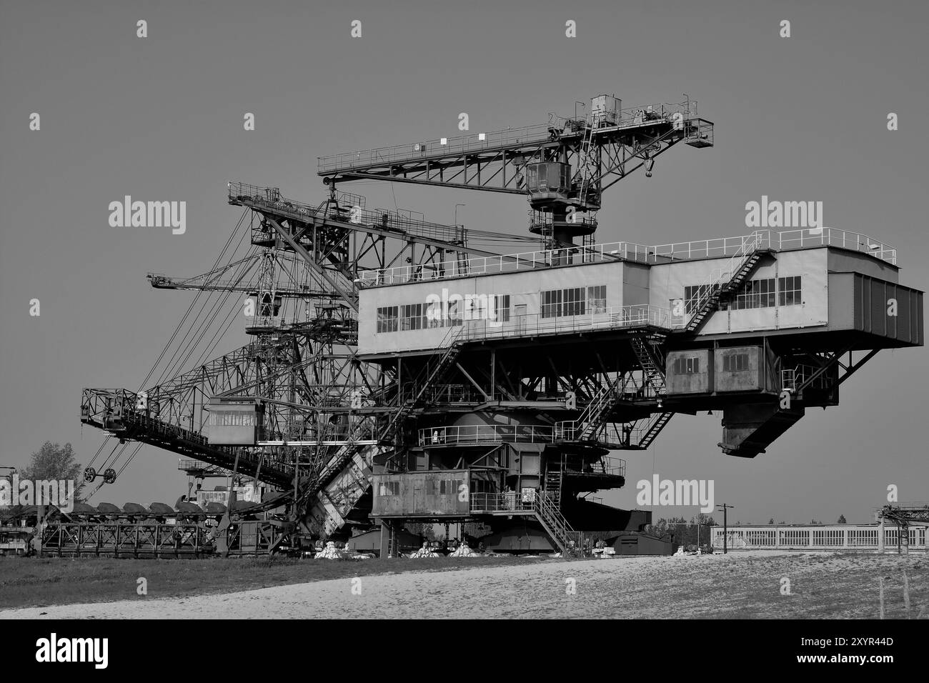 Gigantesco escavatore nella miniera di lignite a cielo aperto di Ferropolis in disuso Foto Stock