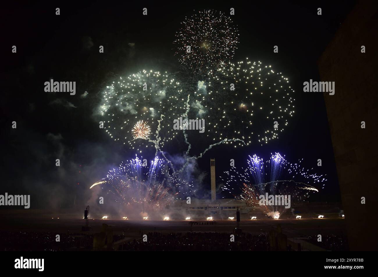 Pyronale a Berlino EINE MILLION MINUTEN Pyronale Feuerwerk am Maifeld Pyronale a Berlino am Maifeld a Berlino, AM 30.08.2024 *** Pyronale a Berlino UN MILIONE DI MINUTI Pyronale fuochi d'artificio a Maifeld Pyronale a Berlino a Maifeld a Berlino, il 30 08 2024 Photopress Mueller Foto Stock