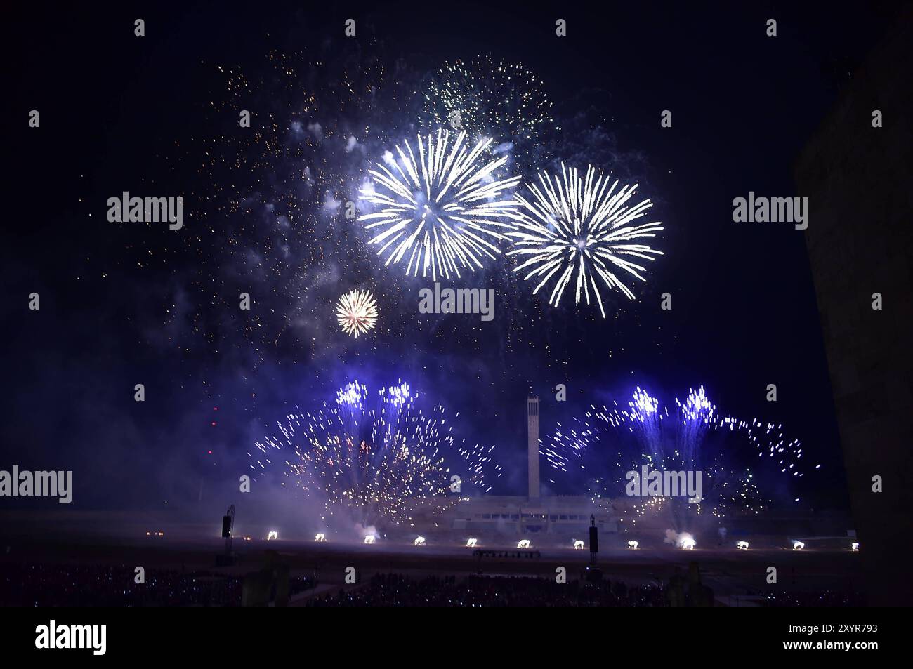 Pyronale a Berlino EINE MILLION MINUTEN Pyronale Feuerwerk am Maifeld Pyronale a Berlino am Maifeld a Berlino, AM 30.08.2024 *** Pyronale a Berlino UN MILIONE DI MINUTI Pyronale fuochi d'artificio a Maifeld Pyronale a Berlino a Maifeld a Berlino, il 30 08 2024 Photopress Mueller Foto Stock