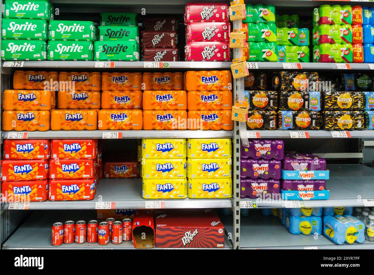 Bibite analcoliche in vendita in un supermercato. Foto Stock