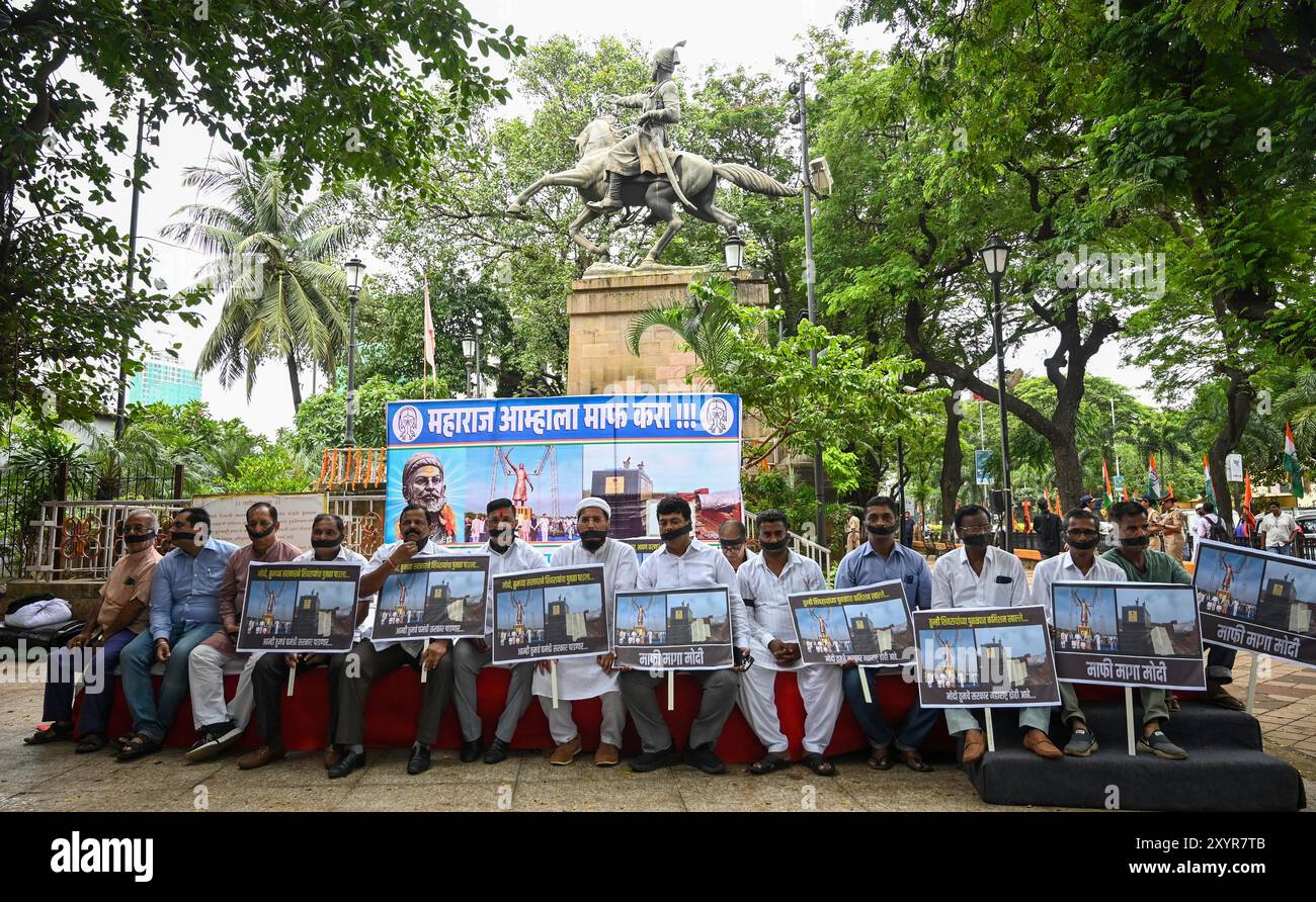 Mumbai, India. 30 agosto 2024. MUMBAI, INDIA - AGOSTO 30: Il leader del Congresso e deputato Varsha Gaikwad, insieme a MLA Aslam Sheikh e Amin Patel, si unirono ai lavoratori del partito per mettere in scena la protesta Mafi Mango modi nella zona di Shivaji Park, Dadar, il 30 agosto 2024 a Mumbai, India. (Foto di Raju Shinde/Hindustan Times/Sipa USA) credito: SIPA USA/Alamy Live News Foto Stock