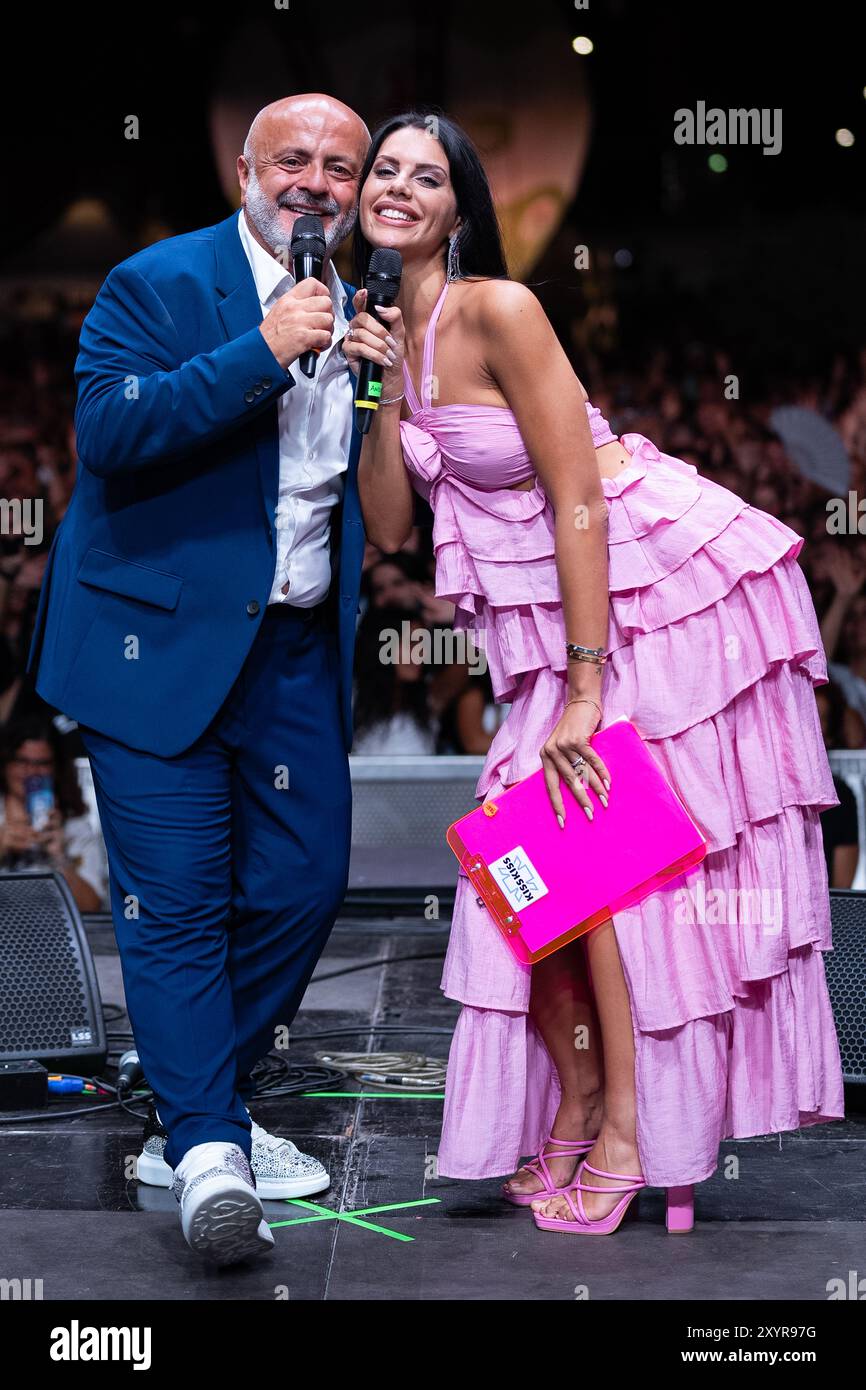 Salerno, Italia. 30 agosto 2024. Salerno, Italia. Salerno Pitti Pizza & Friends 2024 dal 27 agosto al 2 settembre 2024 a Salerno-Italia. Il relatore italiano Pippo Pelo (L) e l'influencer e showgirl italiana Antonella Fiordelisi (R) presentano il terzo Live di Salerno Pitti Pizza & Friends 2024. 29 agosto 2024 a Salerno, Italia. (Foto di /Sipa USA) credito: SIPA USA/Alamy Live News Foto Stock