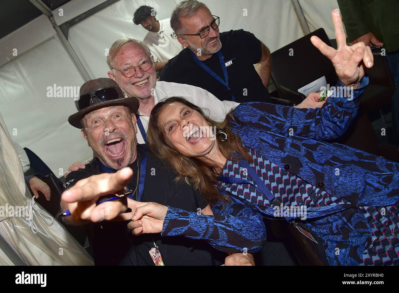 Pyronale a Berlino EINE MILLION MINUTEN Hana Peter Wodarz, Rudolph Schenker, Sarah Wiener in der Jury Pyronale a Berlino am Maifeld a Berlino, AM 30.08.2024 *** Pyronale a Berlino UN MILIONE DI MINUTI Hana Peter Wodarz, Rudolph Schenker, Sarah Wiener nella giuria Pyronale a Berlino a Maifeld a Berlino, il 30 08 2024 Photopress Mueller Foto Stock