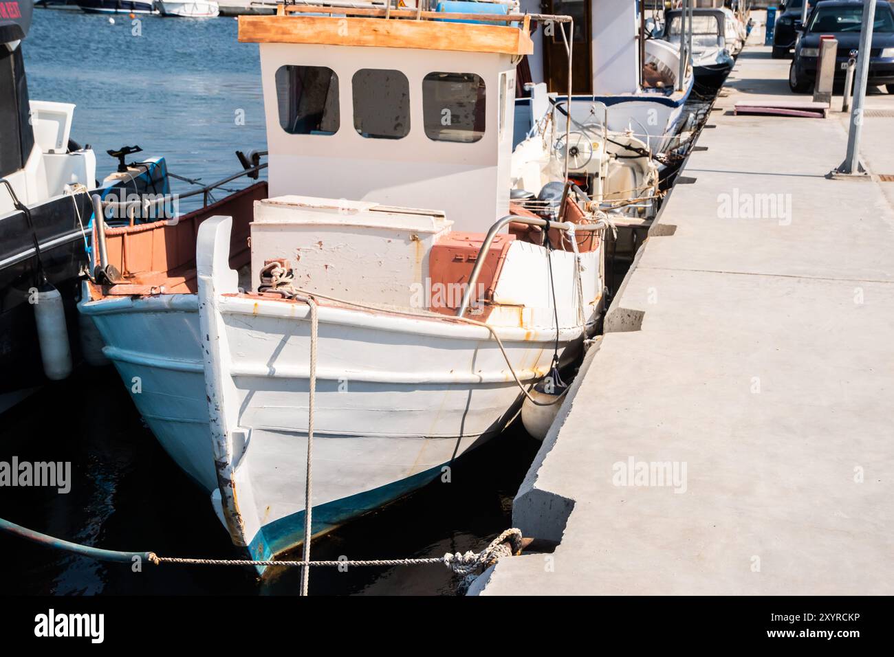 Vecchia barca da pesca d'epoca nel porto del Mediterraneo in una soleggiata giornata estiva Foto Stock