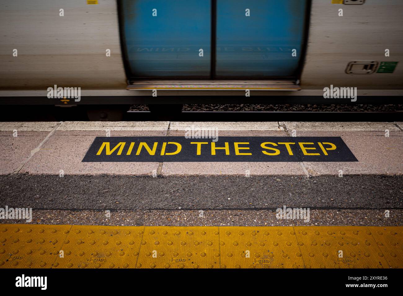 Thameslink Train - un treno Thameslink passa attraverso la stazione di Royston durante il suo viaggio da Brighton a Cambridge, attraversando Londra. Foto Stock