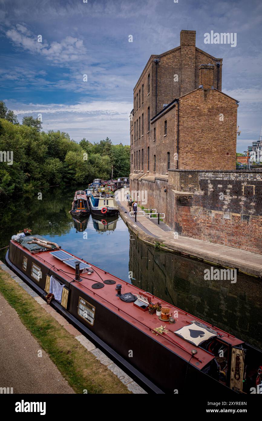 Regents Canal Granary Square Kings Cross London - riqualificazione di edifici storici a lato del canale presso Coal Drops Yard King's Cross, Londra Foto Stock