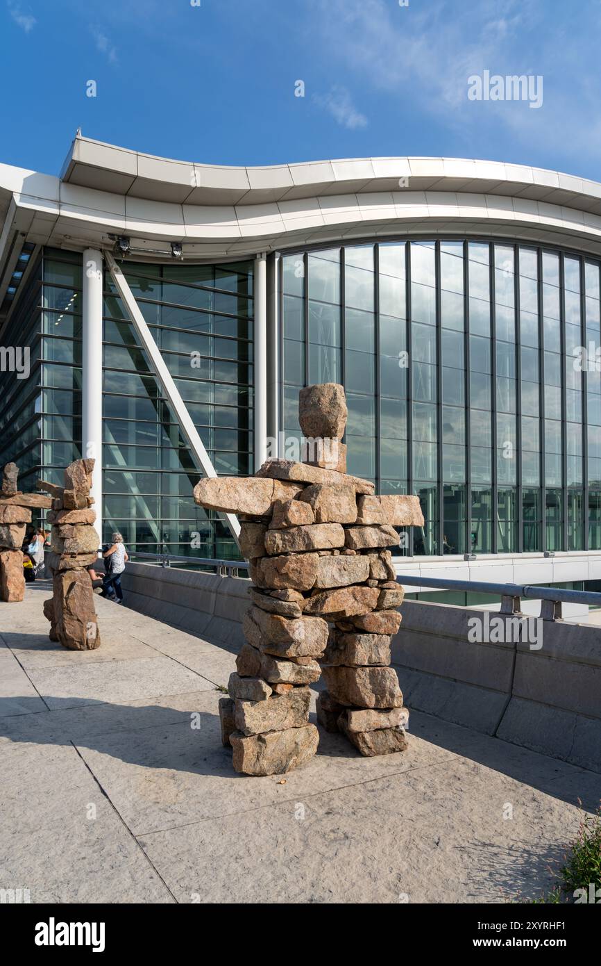 Tre Inuksuit di Kiakshuk fuori dall'aeroporto internazionale Pearson di Toronto, Mississauga, ON, Canada. Foto Stock