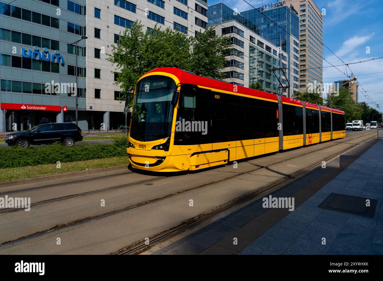 Un tram a Varsavia, in Polonia. I tram sono un mezzo di trasporto popolare a Varsavia, specialmente nel centro della città. Foto Stock