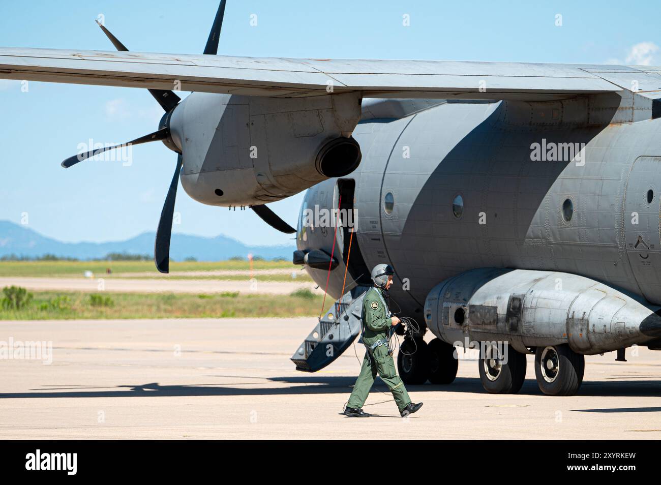 Un loadmaster dell'Aeronautica militare di un velivolo C-27 Spartan, assegnato alla 46th Air Brigade, effettua controlli pre-volo, prima di una sortita di addestramento, mentre frequenta il corso Advanced Tactics Airlift presso l'Advanced Airlift Tactics Training Center di Fort Huachuca, Arizona, 20 agosto 2024. La missione dell'AATTC, a St. Joseph, Missouri, sta aumentando l'efficacia dei combattimenti e la sopravvivenza delle forze di mobilità. Dal 1983 l'AATTC ha fornito addestramento tattico avanzato agli equipaggi di mobilità dell'Air National Guard, Air Force Reserve Command, Air Mobility Command, Air Combat Foto Stock Un loadmaster dell'Aeronautica militare di un velivolo C-27 Spartan, assegnato alla 46th Air Brigade, effettua controlli pre-volo, prima di una sortita di addestramento, mentre frequenta il corso Advanced Tactics Airlift presso l'Advanced Airlift Tactics Training Center di Fort Huachuca, Arizona, 20 agosto 2024. La missione dell'AATTC, a St. Joseph, Missouri, sta aumentando l'efficacia dei combattimenti e la sopravvivenza delle forze di mobilità. Dal 1983 l'AATTC ha fornito addestramento tattico avanzato agli equipaggi di mobilità dell'Air National Guard, Air Force Reserve Command, Air Mobility Command, Air Combat Foto Stock