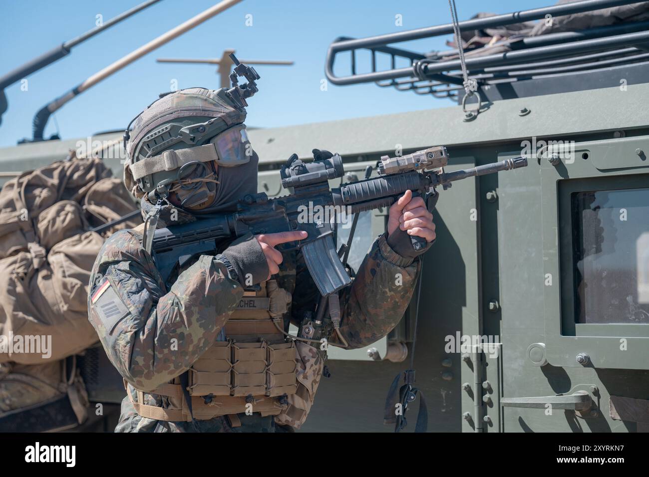 Tactical Air Control Party Airman con il 124th Air Support Operations Squadron e membri della Bundeswehr tedesca esercitano procedure medevac presso il Orchard Combat Training Center, Boise, Idaho, 28 agosto 2024. I partecipanti a questo esercizio hanno risposto a un evento medico simulato, hanno stabilizzato i pazienti e hanno chiesto il trasporto. (U. S foto della Guardia Nazionale aerea del Senior Airman Jadyn Eisenbrandt) Foto Stock