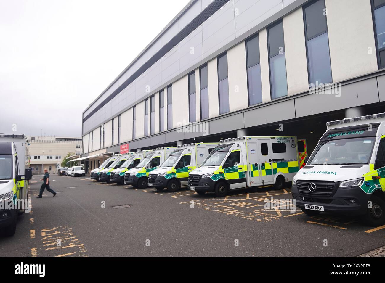 Ambulanze in attesa all'ingresso A&e al QEUH Glasgow Foto Stock