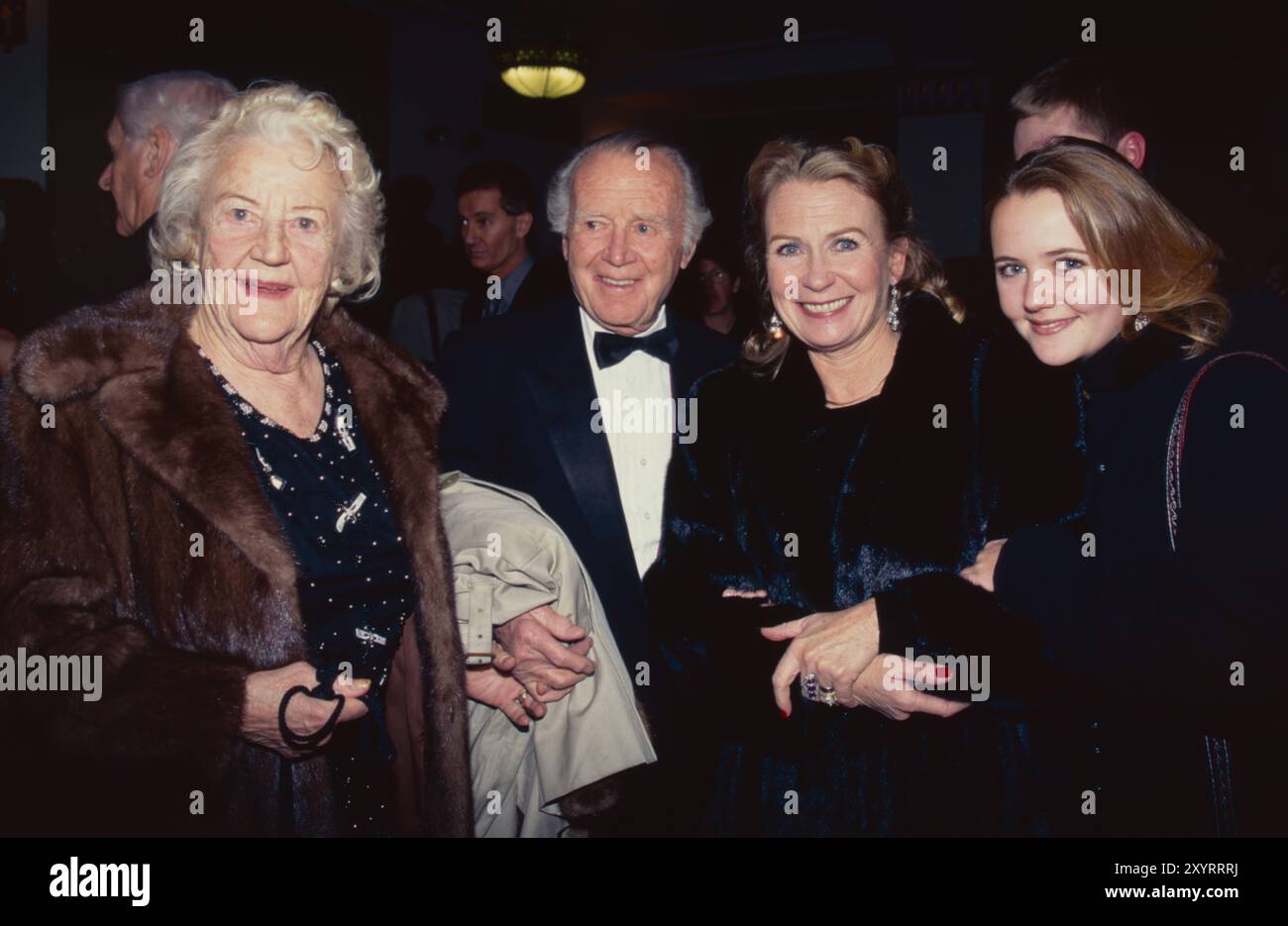 Mary Hayley Bell, John Mills, Juliet Mills e la figlia Melissa Caulfield partecipano al 2° Annual International Achievement in Art Awards al City Center di New York City il 2 dicembre 1995. Foto di Henry McGee/MediaPunch Foto Stock