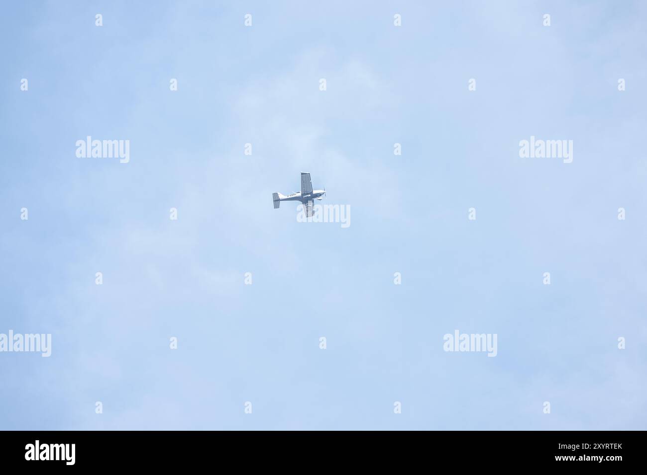 , Deutschland, 30.08.2024, Ein kleines Propellerflugzeug mit der Kennung D-EBPZ fliegt hoch am blauen Himmel. Die Aufnahme zeigt das Flugzeug aus der Foto Stock