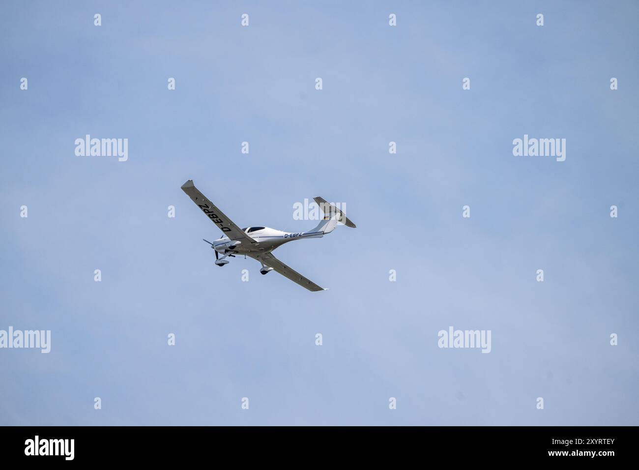 , Deutschland, 30.08.2024, Ein kleines Propellerflugzeug mit der Kennung D-EBPZ fliegt am blauen Himmel. Die Aufnahme zeigt das Flugzeug von unten mi Foto Stock