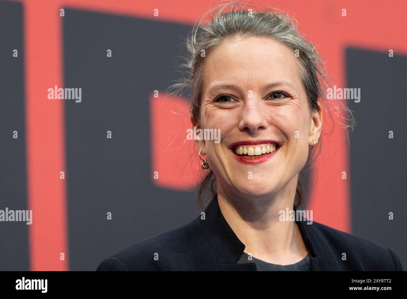 Blois, Francia. 30 agosto 2024. Nouveau Front Populaire (nuovo fronte Popolare) candidata alla coalizione di sinistra del NPF per primo ministro ed economista, Lucie Castets partecipa a una riunione del Nouveau Front Populaire (NFP) durante il campus francese di sinistra parti Socialiste (PS) a Blois, Francia centrale, il 30 agosto 2024. Foto di Raphael Lafargue/ABACAPRESS. COM credito: Abaca Press/Alamy Live News Foto Stock