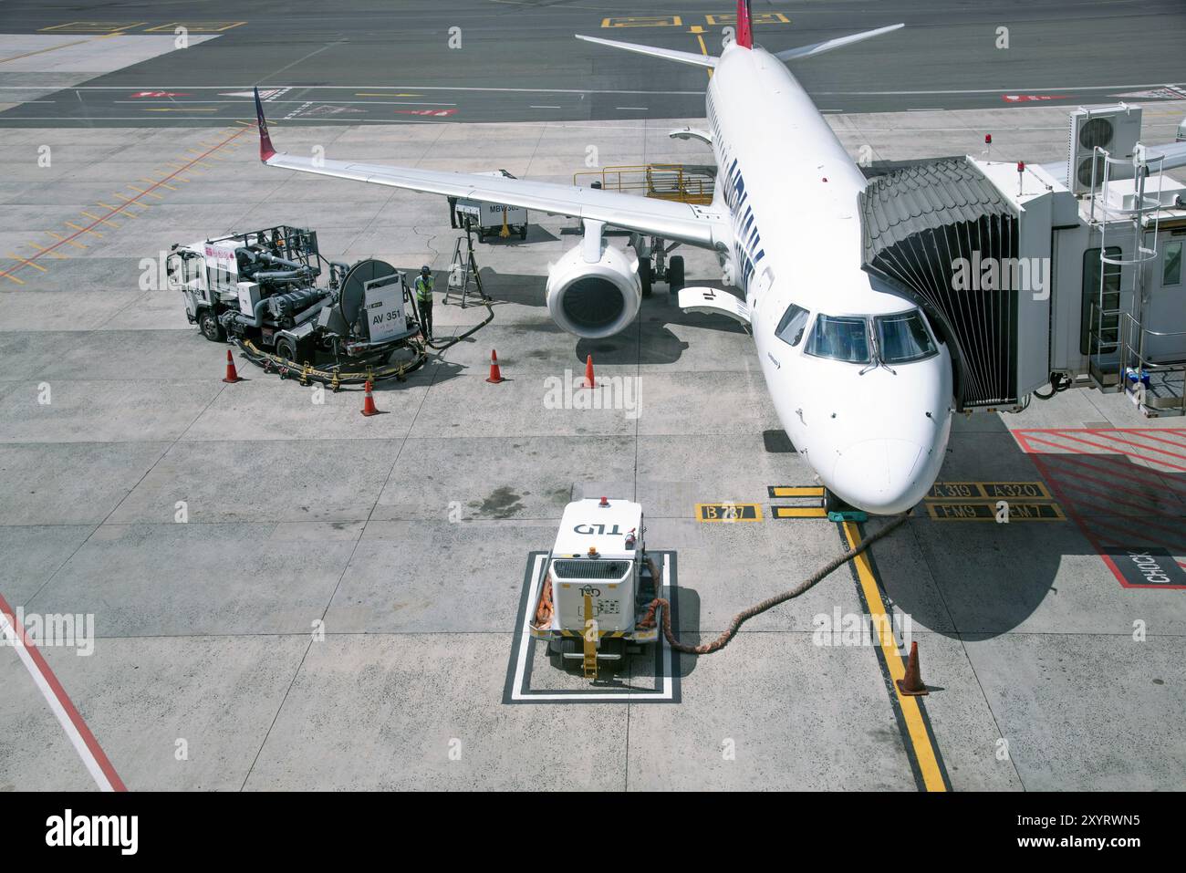 Città del Capo, Sudafrica. 07.03.2024. Rifornimento di aeromobili sul piazzale dell'aeroporto internazionale di città del Capo. Foto Stock