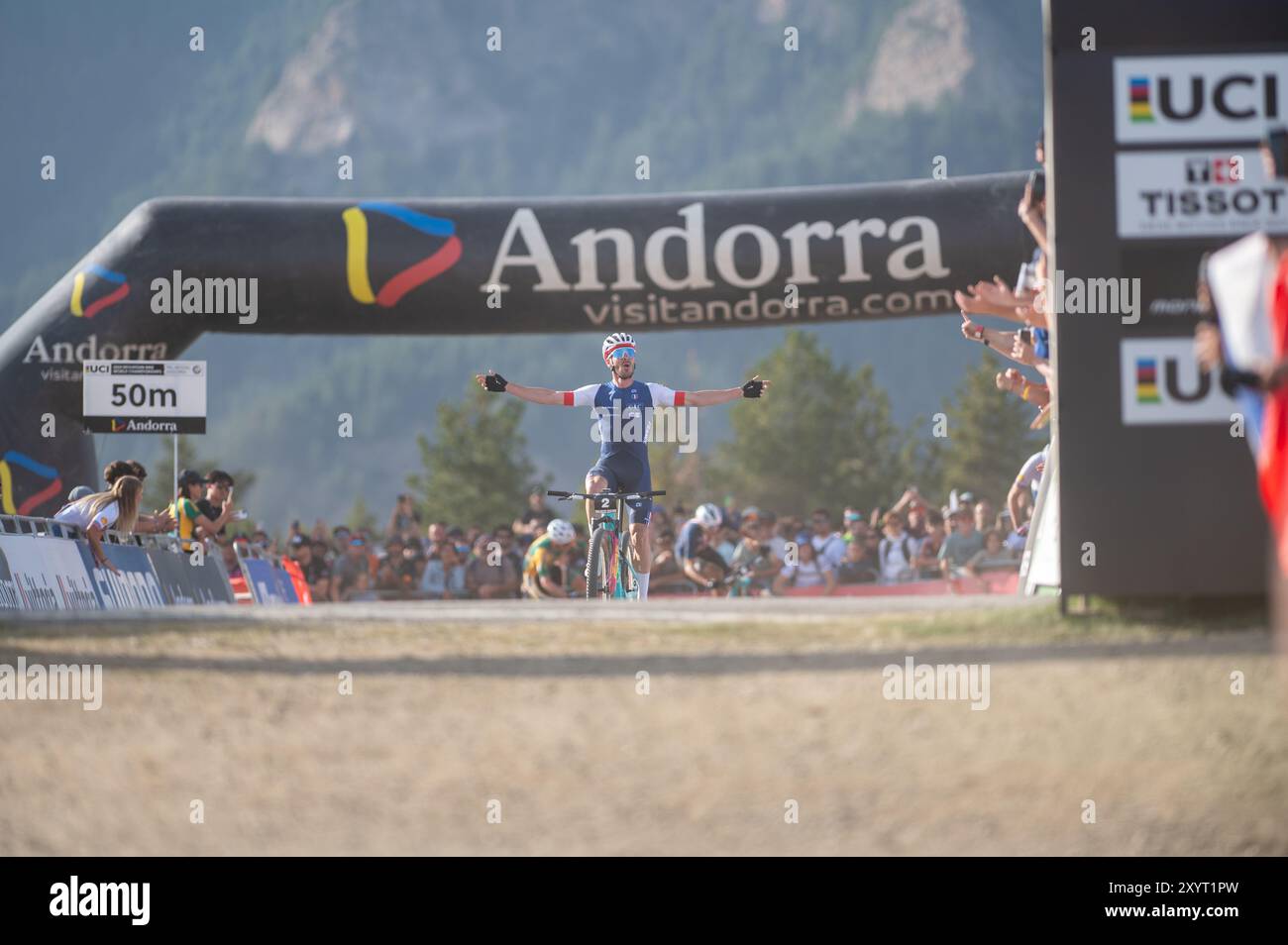 PAL Arinsal, Andorra : agosto 30 2024 : Victor Koretzky di FRANCIA celebra la sua vittoria al Mondiale C DI Mountain Bike MASCHILE UCI Foto Stock