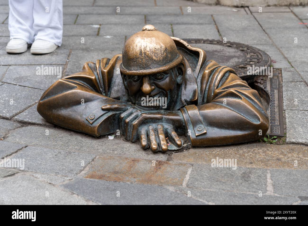 Bratislava, Slovacchia - 5 agosto 2024: Statua del lavoratore delle fognature di Cumil nella città vecchia di Bratislava, Slovacchia. Foto Stock
