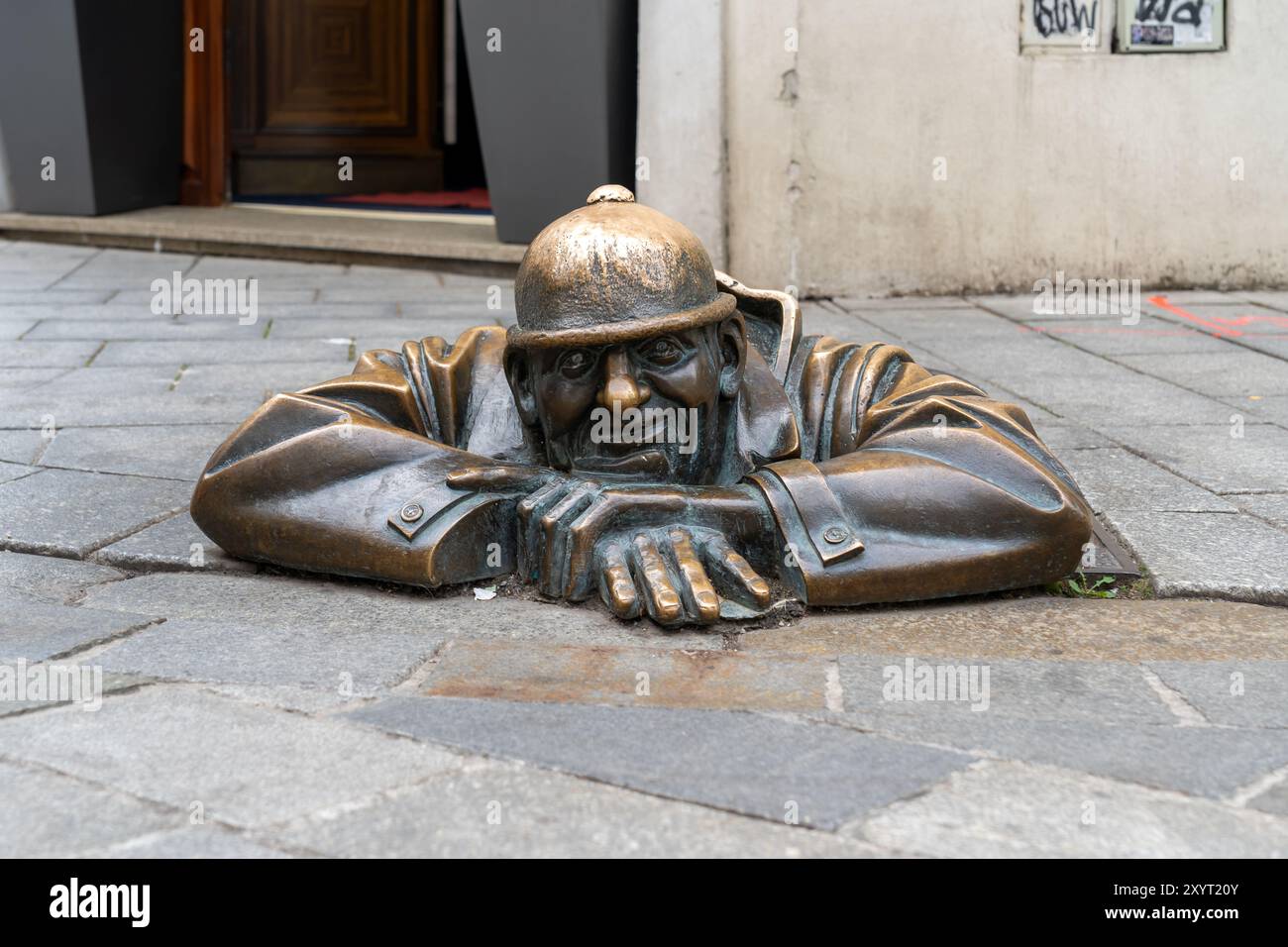 Bratislava, Slovacchia - 5 agosto 2024: Statua del lavoratore delle fognature di Cumil nella città vecchia di Bratislava, Slovacchia. Foto Stock
