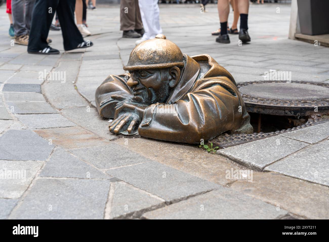 Bratislava, Slovacchia - 5 agosto 2024: Statua del lavoratore delle fognature di Cumil nella città vecchia di Bratislava, Slovacchia. Foto Stock