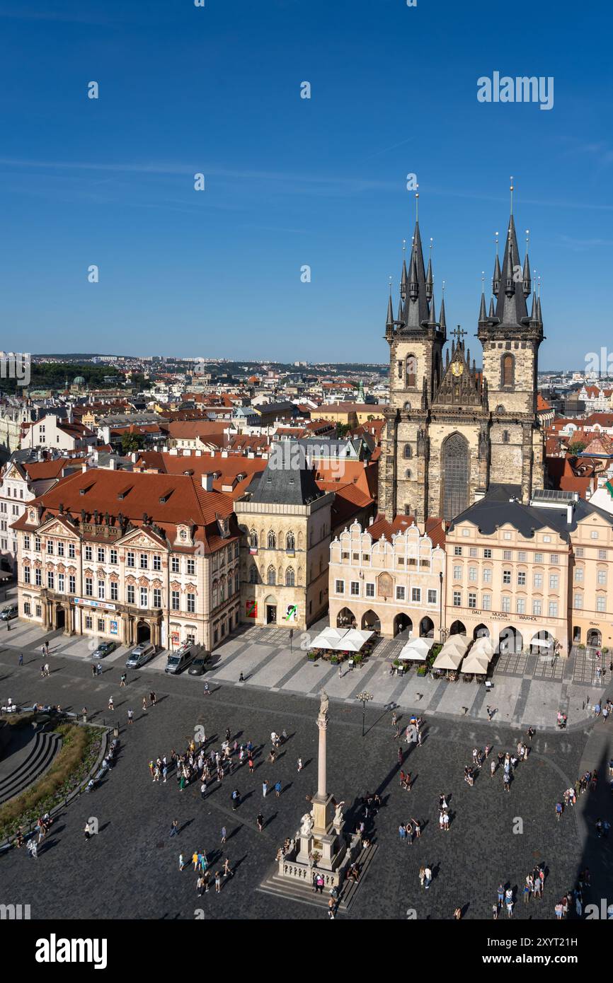 Praga, Repubblica Ceca - 6 agosto 2024: Vista dall'alto della Piazza della città Vecchia a Praga, Repubblica Ceca. Foto Stock