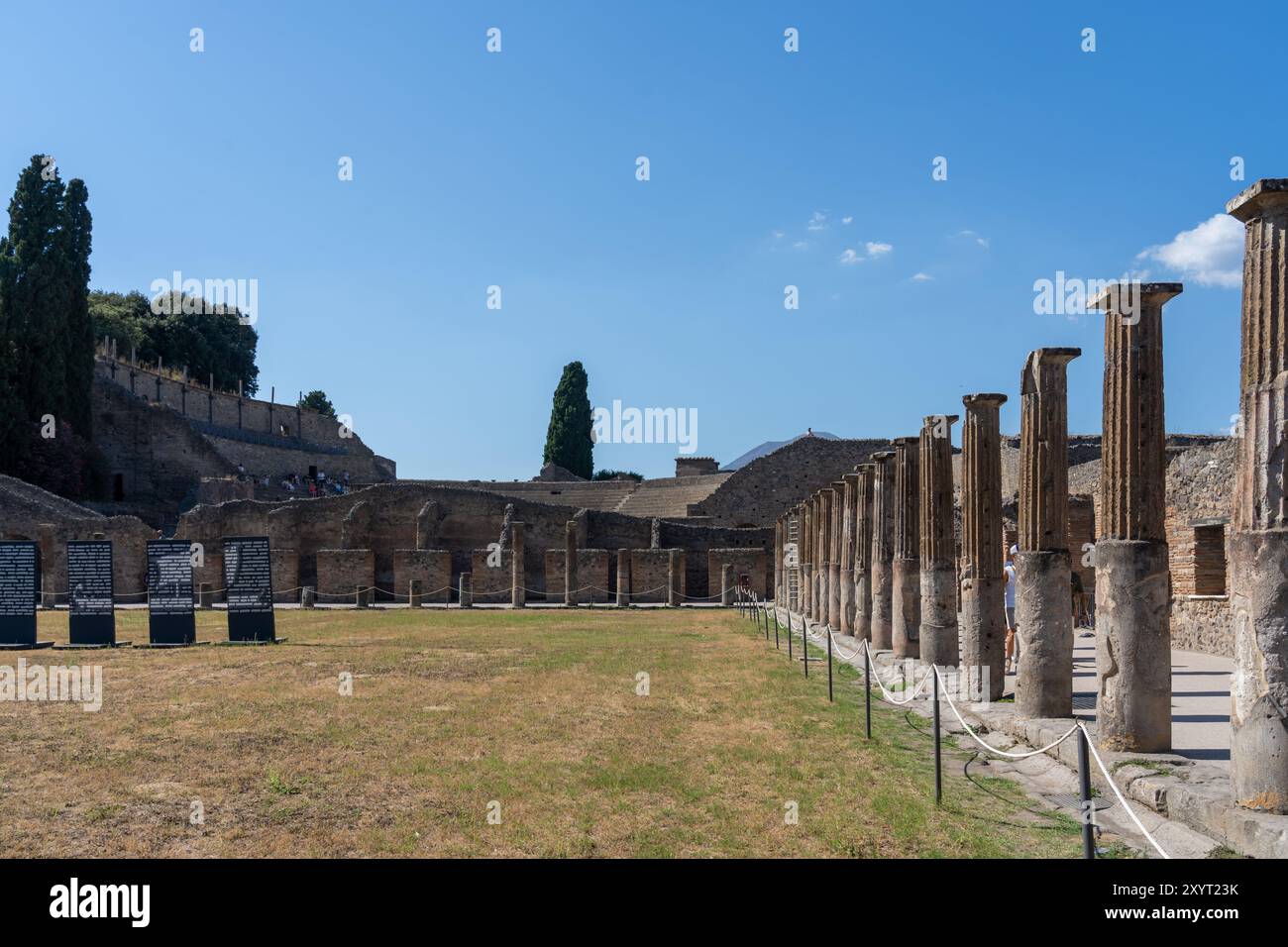 Rovine dell'antica città di Pompei a Napoli, Italia. Pompei era una città romana che fu sepolta in cenere dopo l'eruzione del Vesuvio nel 79 d.C. Foto Stock