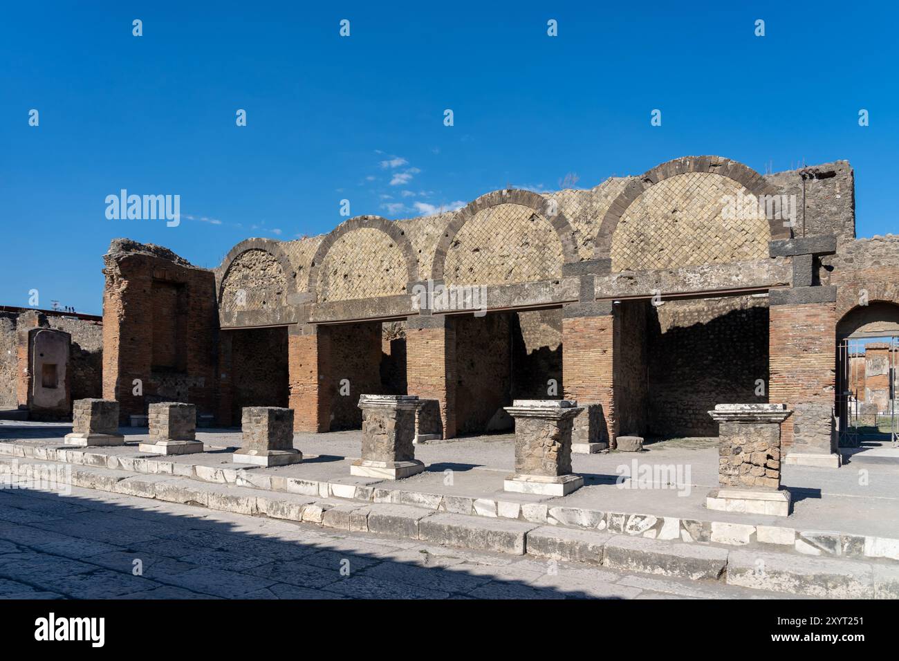 Rovine dell'antica città di Pompei a Napoli, Italia. Pompei era una città romana che fu sepolta in cenere dopo l'eruzione del Vesuvio nel 79 d.C. Foto Stock