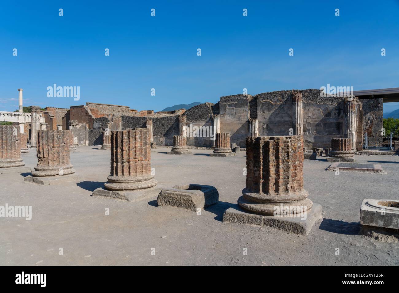 Rovine dell'antica città di Pompei a Napoli, Italia. Pompei era una città romana che fu sepolta in cenere dopo l'eruzione del Vesuvio nel 79 d.C. Foto Stock