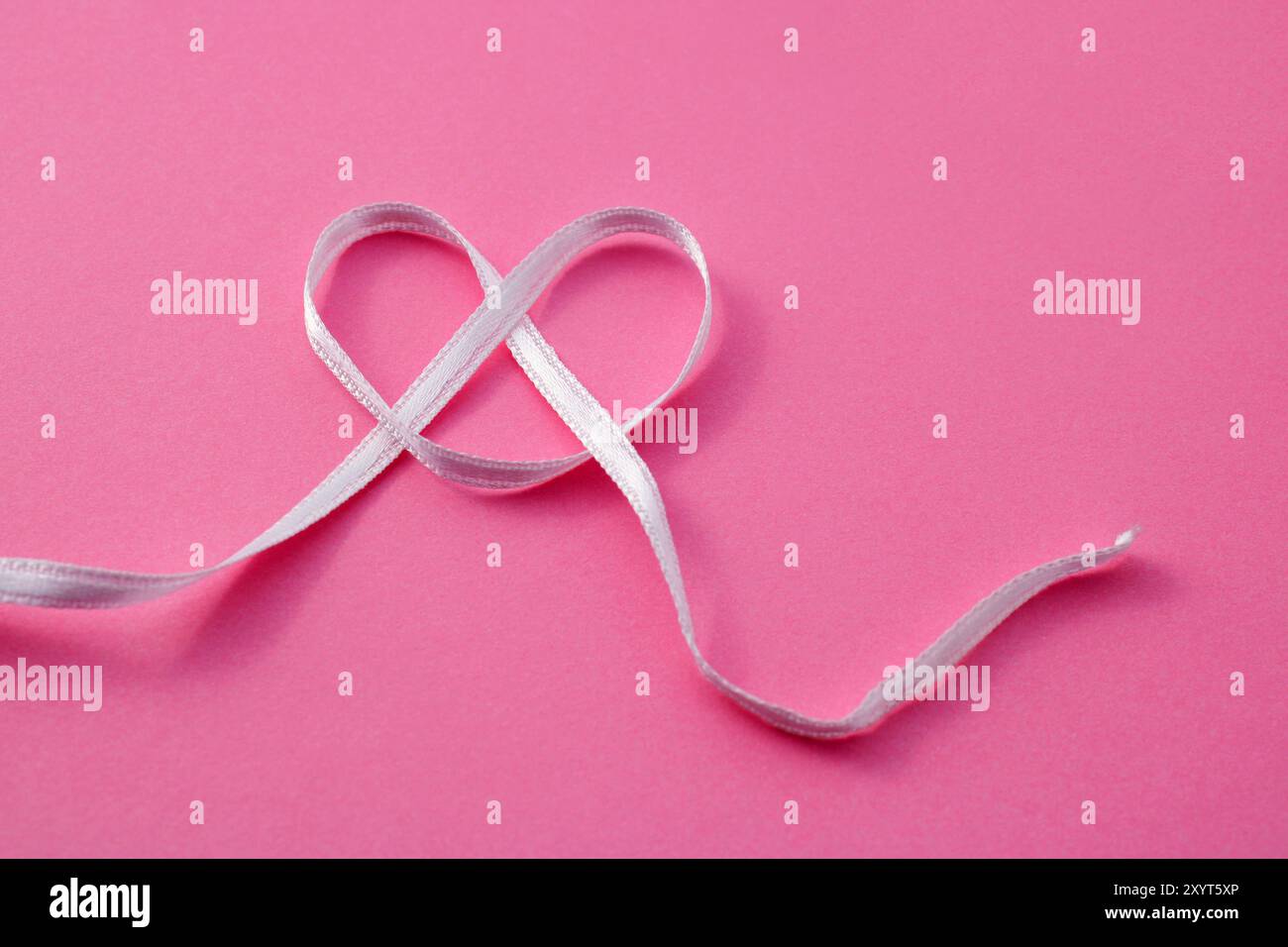 Pace e amore, nastro bianco che forma un cuore Foto Stock