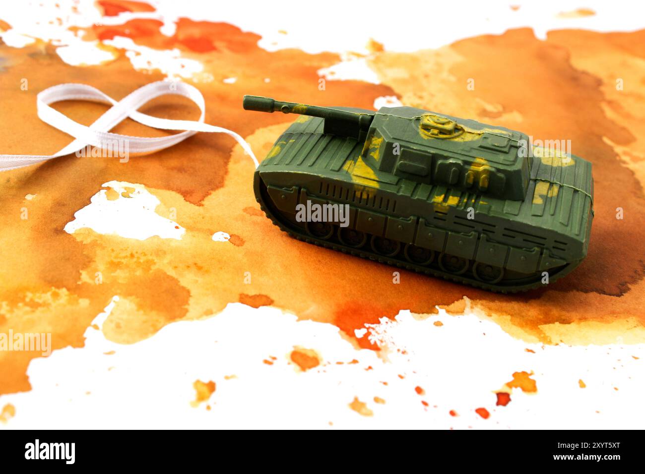 Carro armato da guerra di fronte al cuore formato con nastro bianco Foto Stock