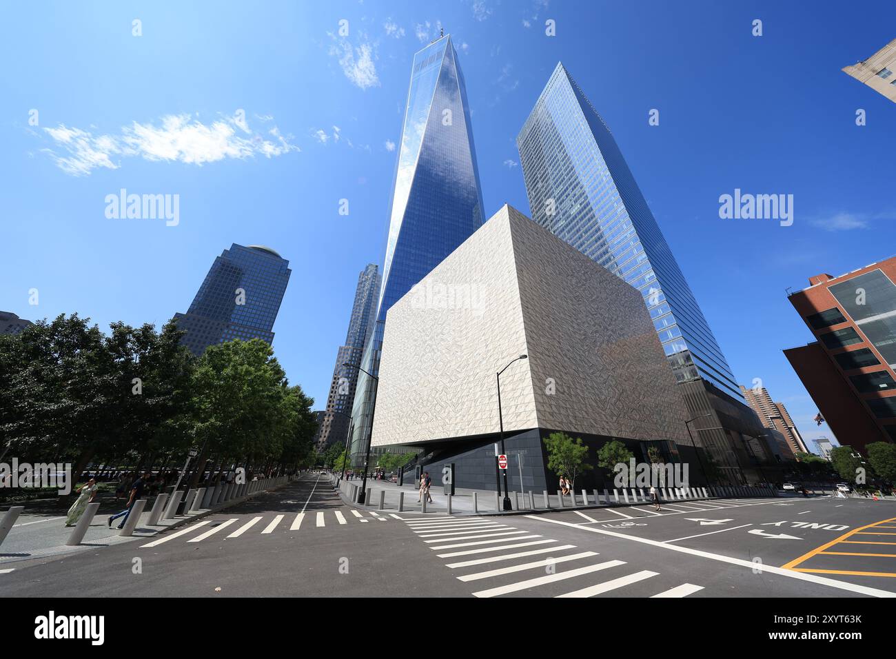 Una vista del Perelman Performing Arts Center e del One World Trade Center di New York City, mercoledì 28 agosto 2024. Quest'anno ricorre il 23° anniversario degli attacchi terroristici alle Torri Gemelle di New York. (Foto: Gordon Donovan) Foto Stock