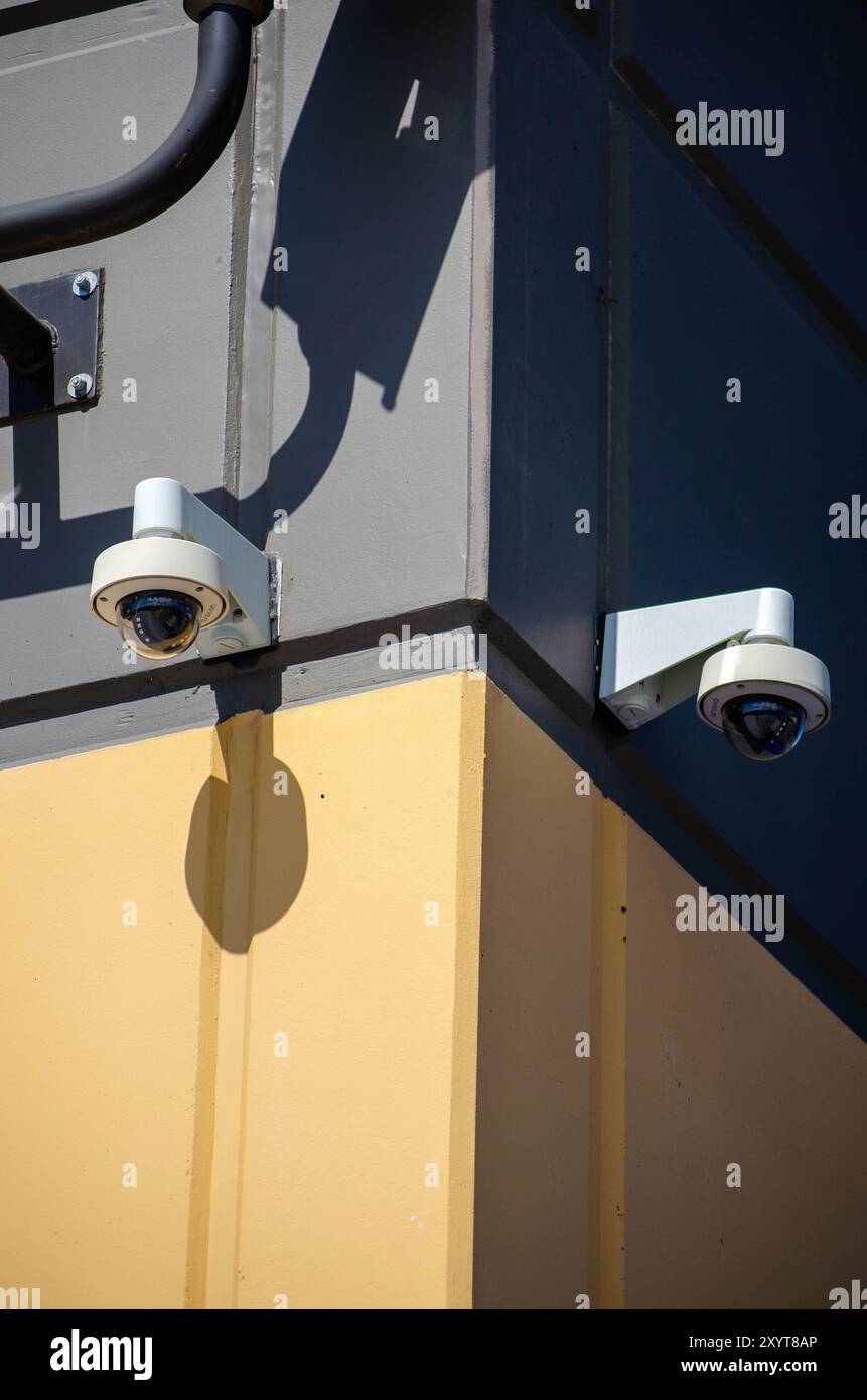 Telecamere di sicurezza montate sull'angolo dell'edificio: Sorveglianza e sicurezza Foto Stock