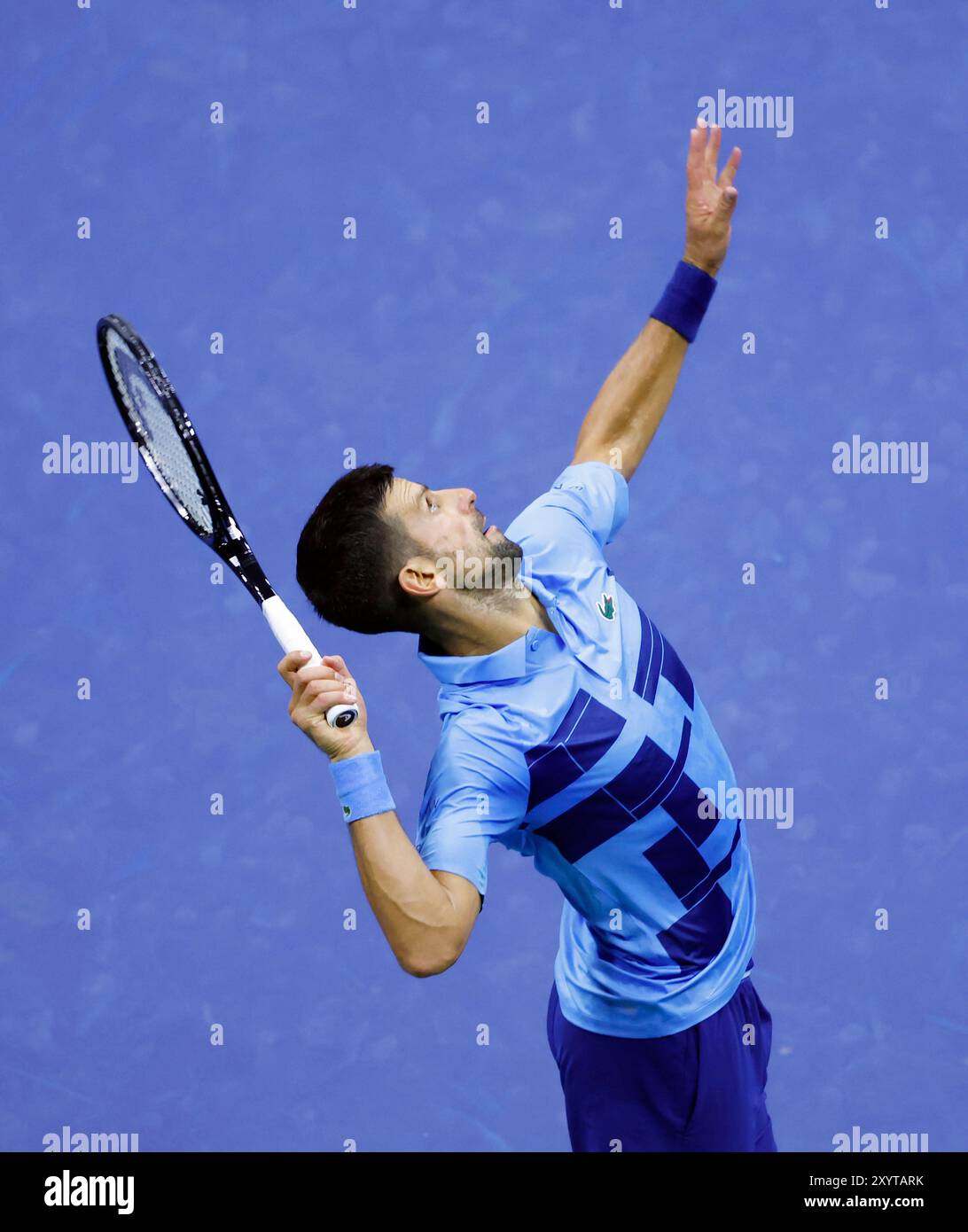 Flushing Meadow, Stati Uniti dichiarato. 30 agosto 2024. Novak Djokovic serbo serve ad Alexei Popyrin dell'Australia nel terzo turno all'Arthur Ashe Stadium degli US Open Tennis Championships 2024 presso l'USTA Billie Jean King National Tennis Center venerdì 30 agosto 2024 a New York City. Foto di John Angelillo/UPI credito: UPI/Alamy Live News Foto Stock