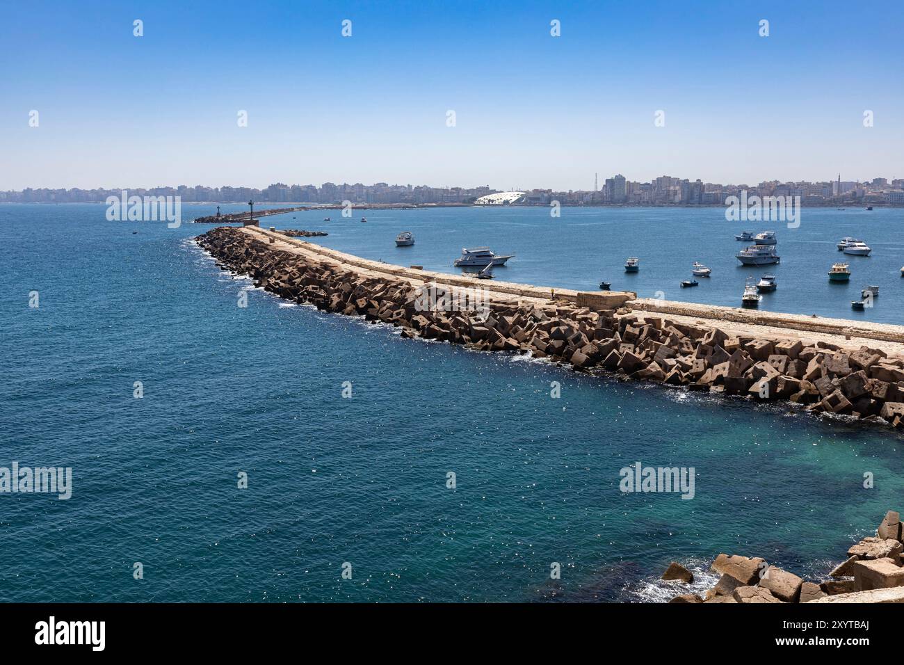 Vista dalla cittadella di Qaitbay, mare Mediterraneo e argine del porto orientale, vista distante del centro città, Alessandria, Egitto, Nord Africa Foto Stock