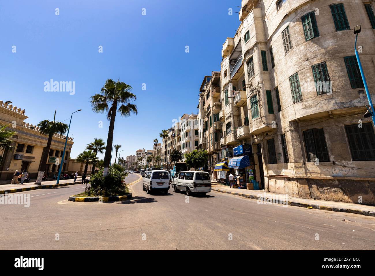 Strada principale per il centro città, vicino alla Cittadella di Qaitbay, sulla punta della penisola, Alessandria, Egitto, Nord Africa Foto Stock