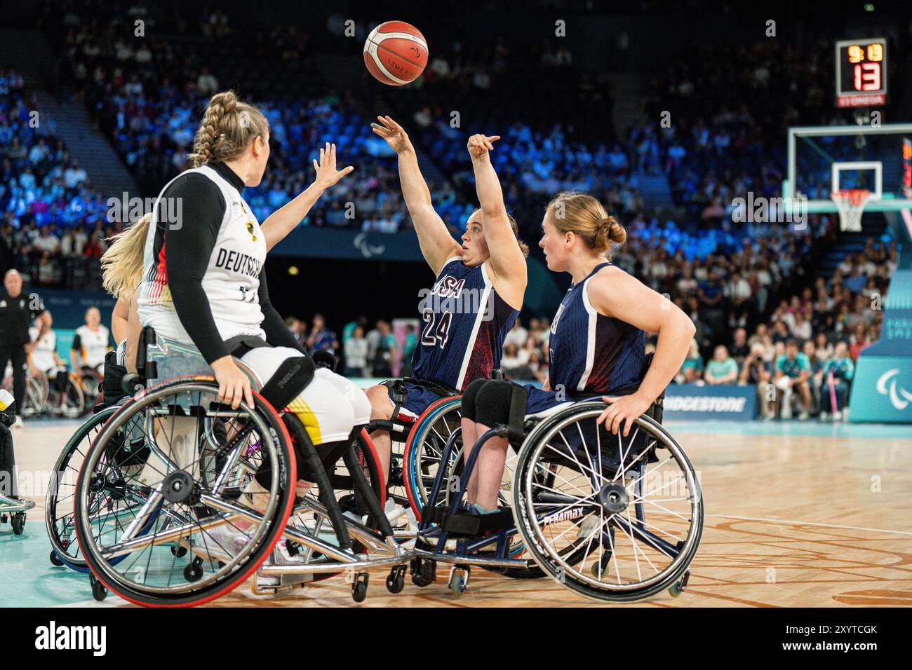 Gli Stati Uniti Zurbrugg Lindsey (24) spara durante una partita di basket femminile su sedia a rotelle contro la Germania alle Paralimpiadi di Parigi 2024, venerdì 3 agosto Foto Stock