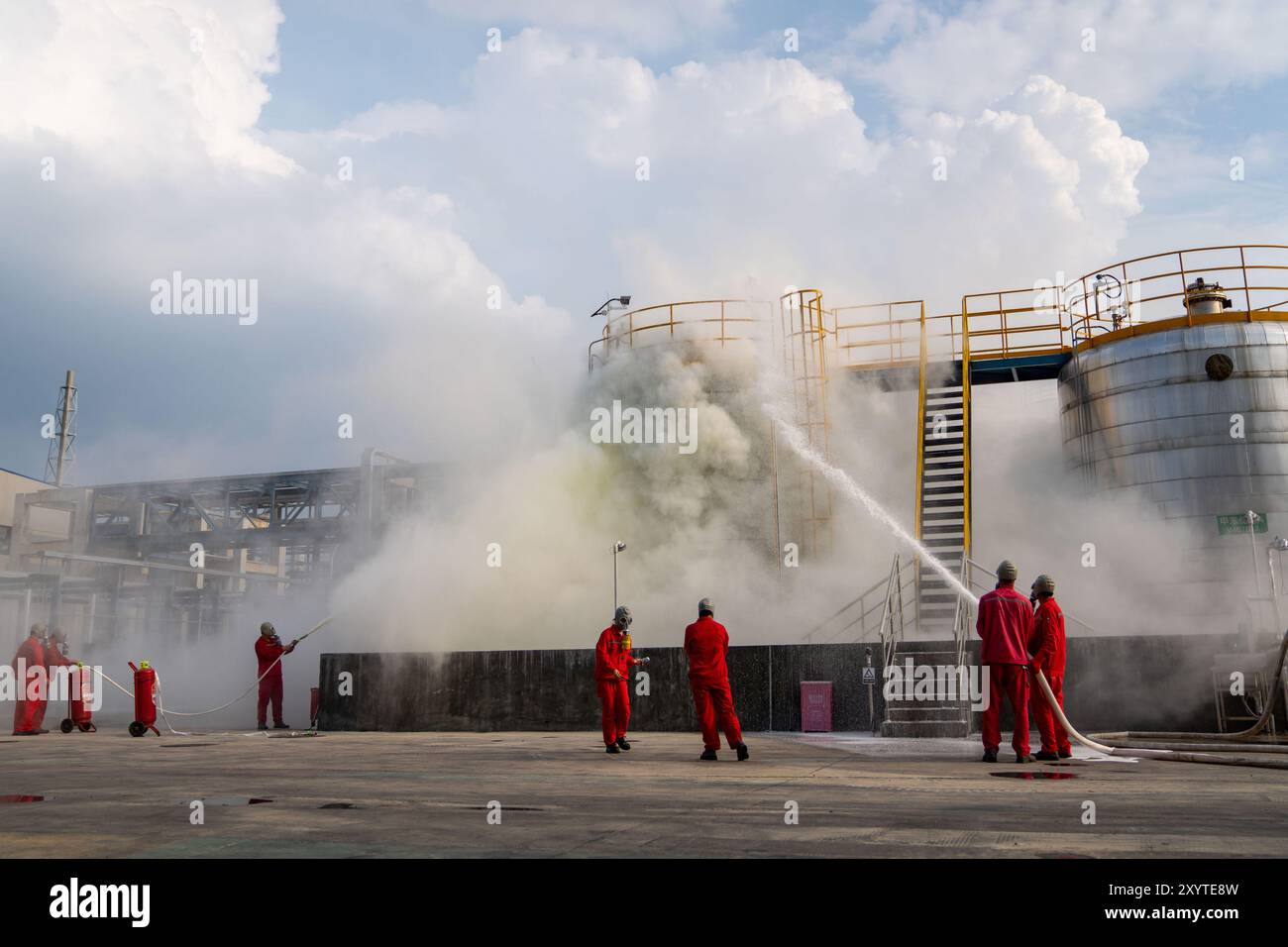 HEFEI, CINA - 30 AGOSTO 2024 - il personale aziendale si è raffreddato e ha spento un incendio su un serbatoio di stoccaggio di metanolo presso il sito di un prodotto chimico pericoloso Foto Stock